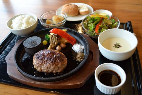 都萬牛ハンバーグ（洋食セット）/源泉掛け流し温泉「妻湯」