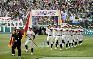 第８８回選抜高校野球大会の開会式で入場行進する日南学園の選手＝２０日午前、兵庫県西宮市・甲子園球場